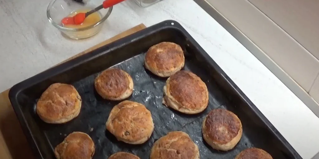 Obrázek receptu na Zdroj: YouTube/sblondynouvkuchyni, Recept na Perfektní škvarkovníky, tradice našich babiček