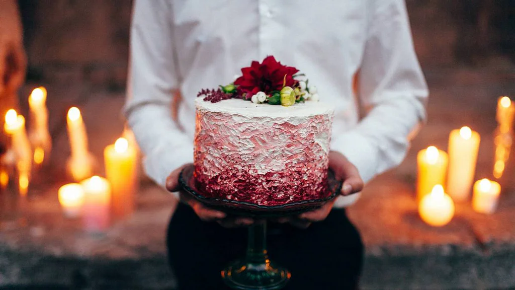 Od posmrtné svatby ke vstávání z hrobů: Pohřby svobodných mladých lidí v minulosti. Někde dosud