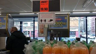 „Katastrofa,“ řekla jedna ze zákaznic. Obchody se rozhodly některým lidem zamlčet slevy