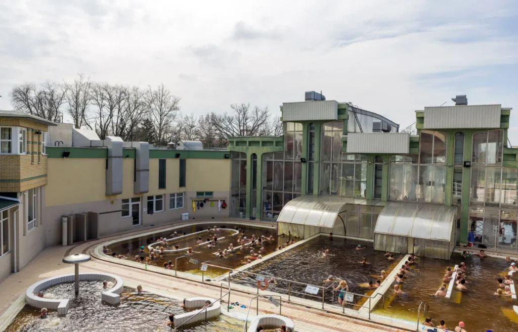 Venkovní bazény lázní Hajdúszoboszló, ve kterých se koupají lidé.