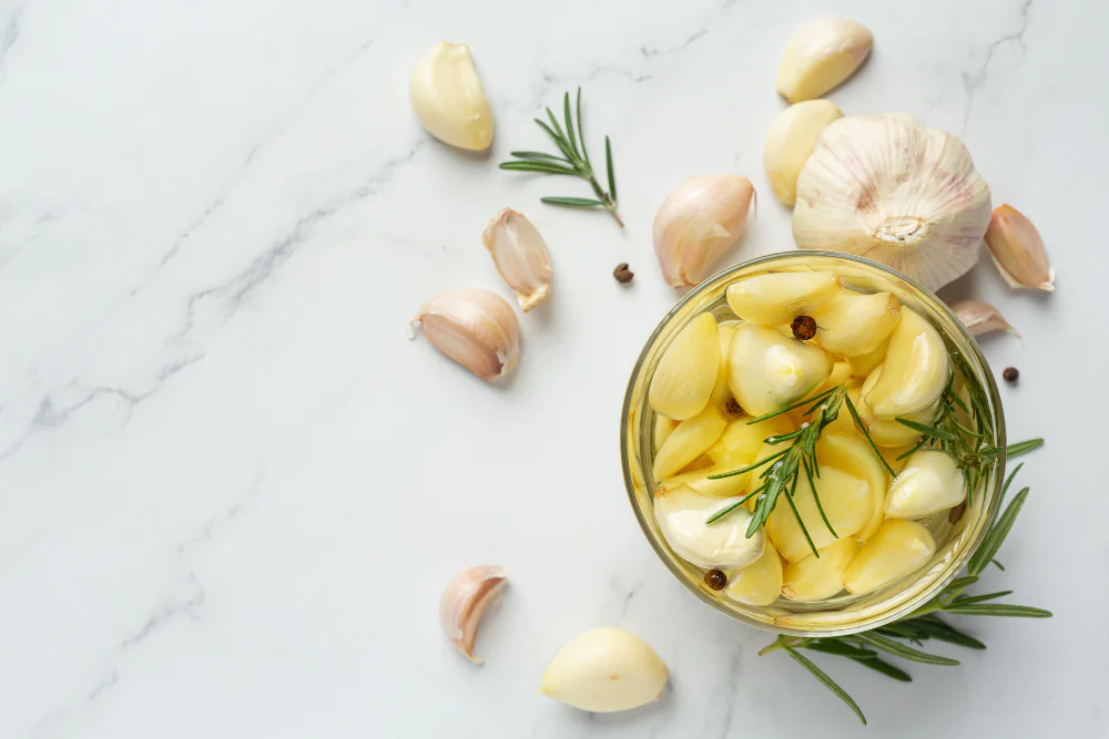 Stroužky česneku ve skleničce v nálevu