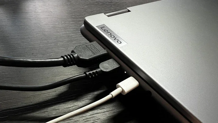 Notebook Lenovo připojený na nabíječce a k externímu monitoru