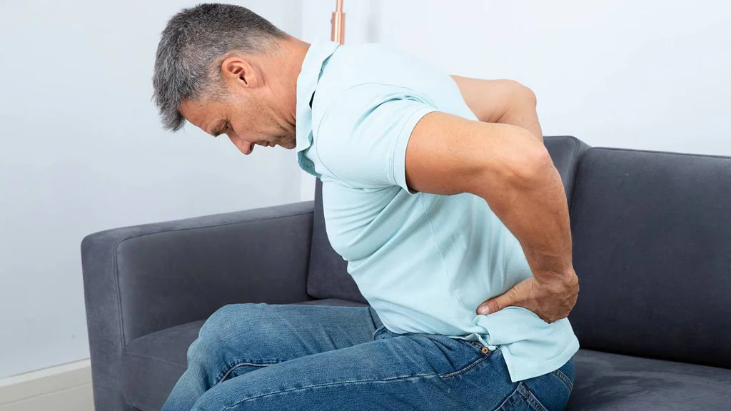 Tohle dělá většina Čechů. A pak se diví, že je bolí záda