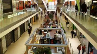 Obchodní domy si účtují peníze už i za základní lidskou potřebu. Zákazníci jsou vytočeni do běla