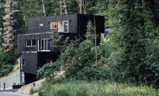 Nepraktický pozemek a o 75 % nižší spotřeba energie, než je běžné: Architekt výzvu přijal a postavil černý skvost