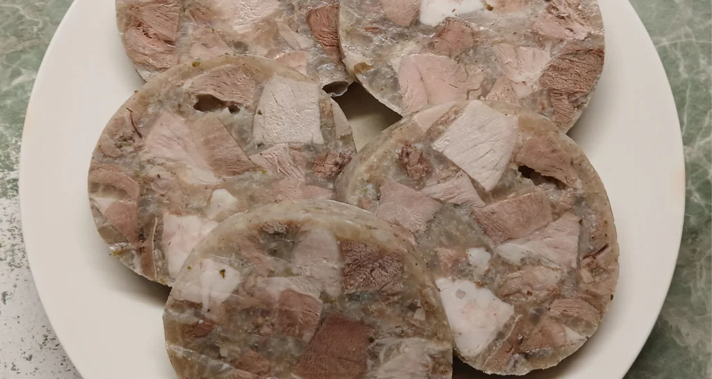 Obrázek receptu na domácí vepřovou tlačenku.