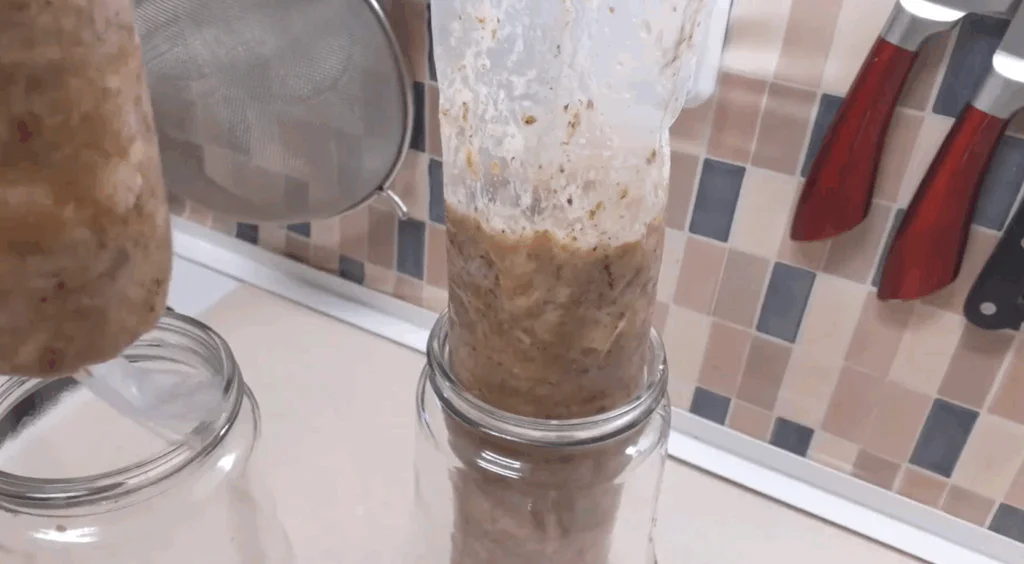 Směs tlačenky naplníme do sáčků na tlačenku.