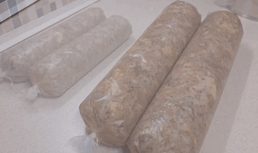 Hotovou tlačenku dáme chladit mezi dvě prkénka do lednice.