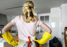 Žena je připravená na velký úklid domácnosti