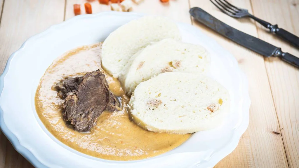 Kvíz: Knedlíky, omáčky, koláče. Poznáš české jídlo podle popisu?