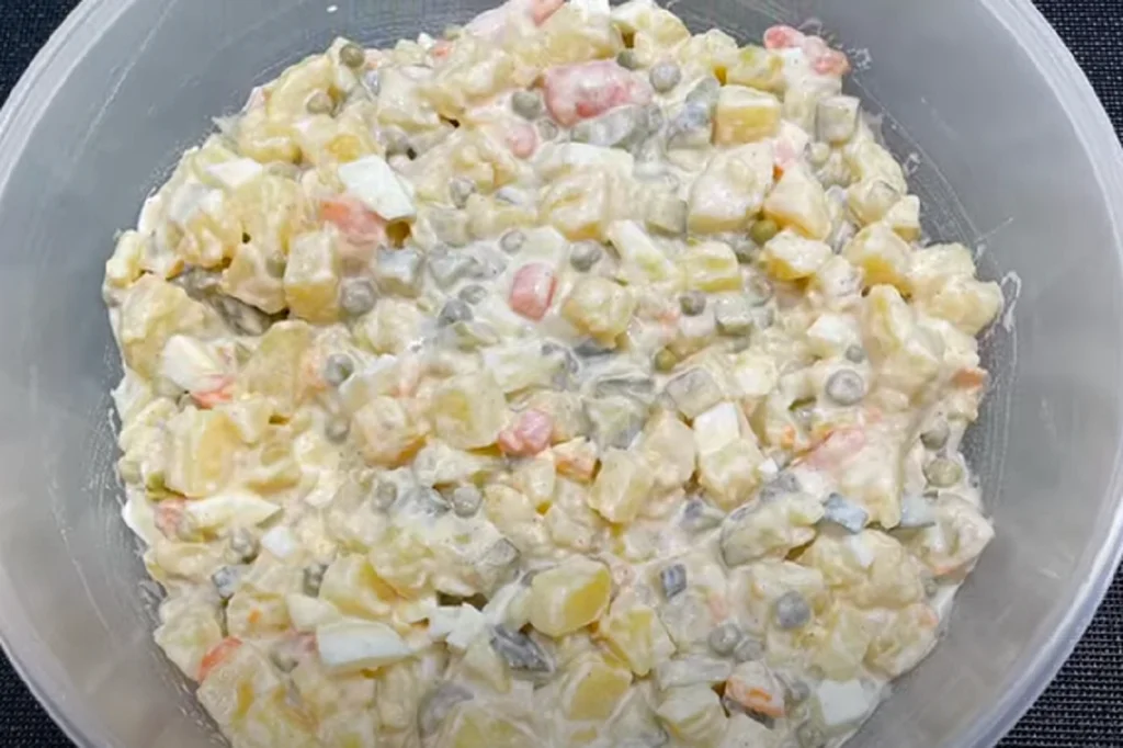 Obrázek k receptu: Lahodná česká klasika i pro ty, kteří nesnesou cibuli: Bramborový salát