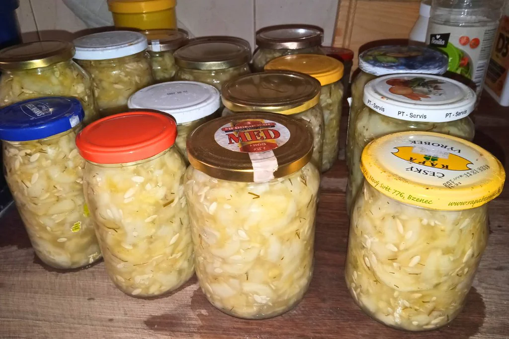 Obrázek k receptu na zavařený okurkový salát