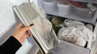 Do mrazáku dávám kousek alobalu. Ušetří mi to hodiny práce a starostí