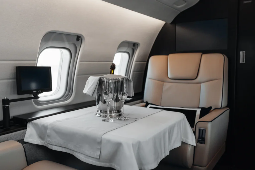 Velká změna ve Francii: vláda plánuje speciální daň na byznys lety i soukromé tryskáče. Cestování má být dražší.