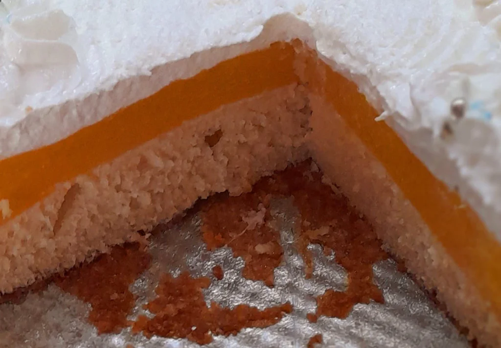 Obrázek k receptu na piškotové řezy s ovocem a smetanou