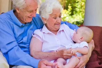 prarodiče drží vnouče
