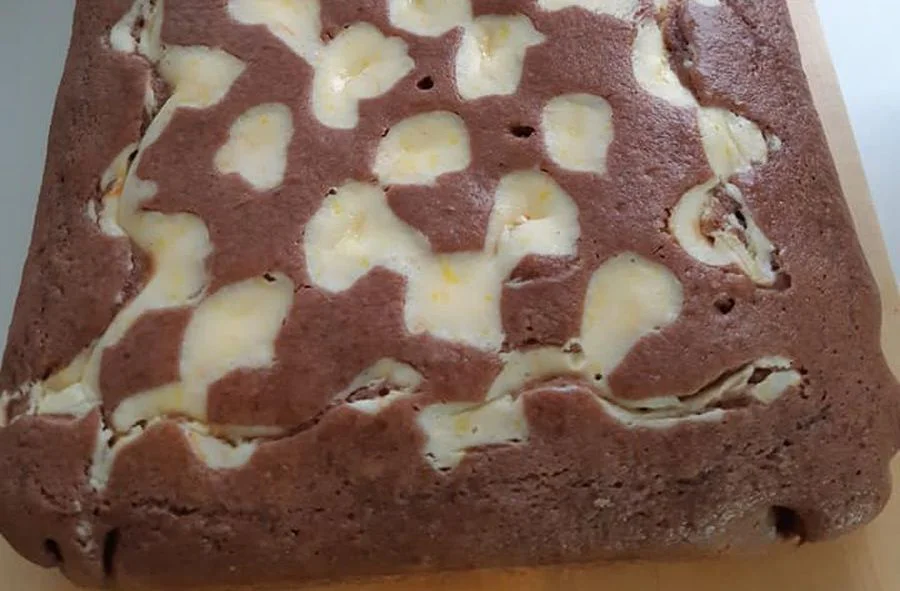 Obrázek receptu na Buchtu "Prošívaná deka" z litého kakaového těsta prolitá tvarohovou vrstvou skvěle chutná i vypadá