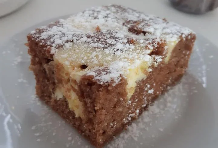 Obrázek receptu na Buchtu "Prošívaná deka" z litého kakaového těsta prolitá tvarohovou vrstvou skvěle chutná i vypadá