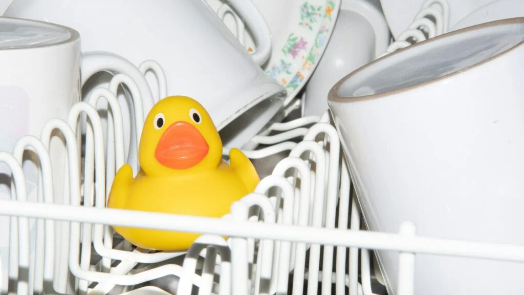 Co je na saponátech a myčce tak agresivní?