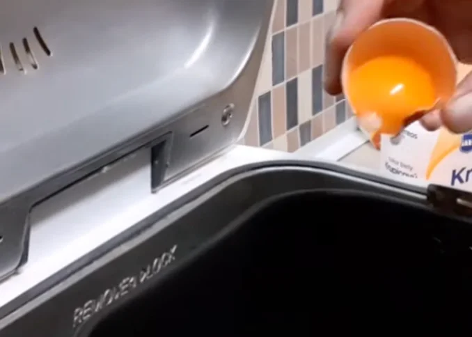 Obrázek k receptu na vánočku s rozinkami a mandlemi