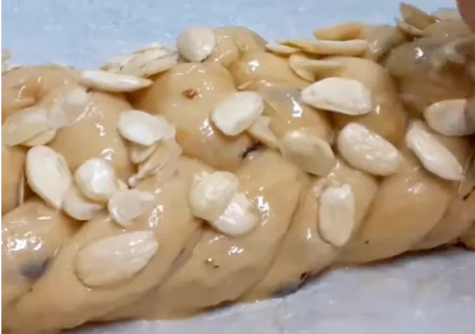 Obrázek k receptu na vánočku s rozinkami a mandlemi