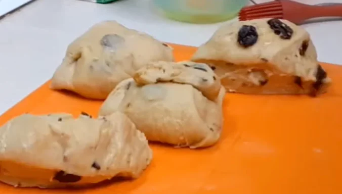 Obrázek k receptu na vánočku s rozinkami a mandlemi