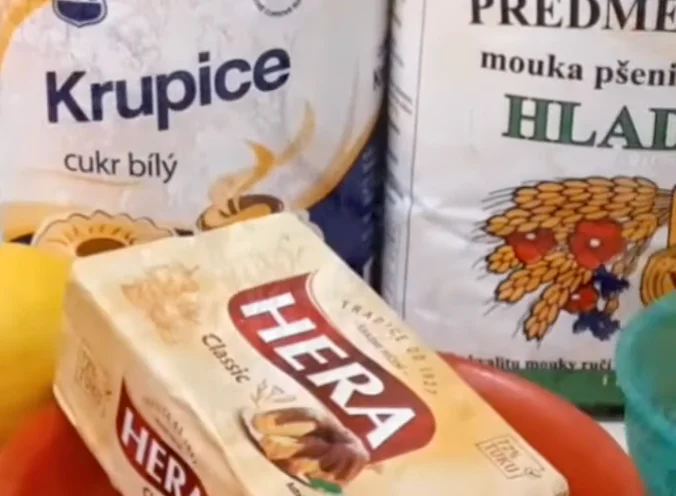 Obrázek k receptu na vánočku s rozinkami a mandlemi