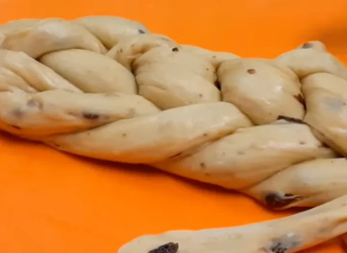 Obrázek k receptu na vánočku s rozinkami a mandlemi