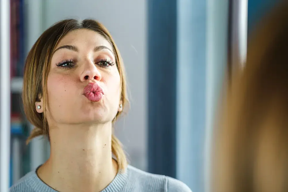 žena cvičí obličejovou jógu