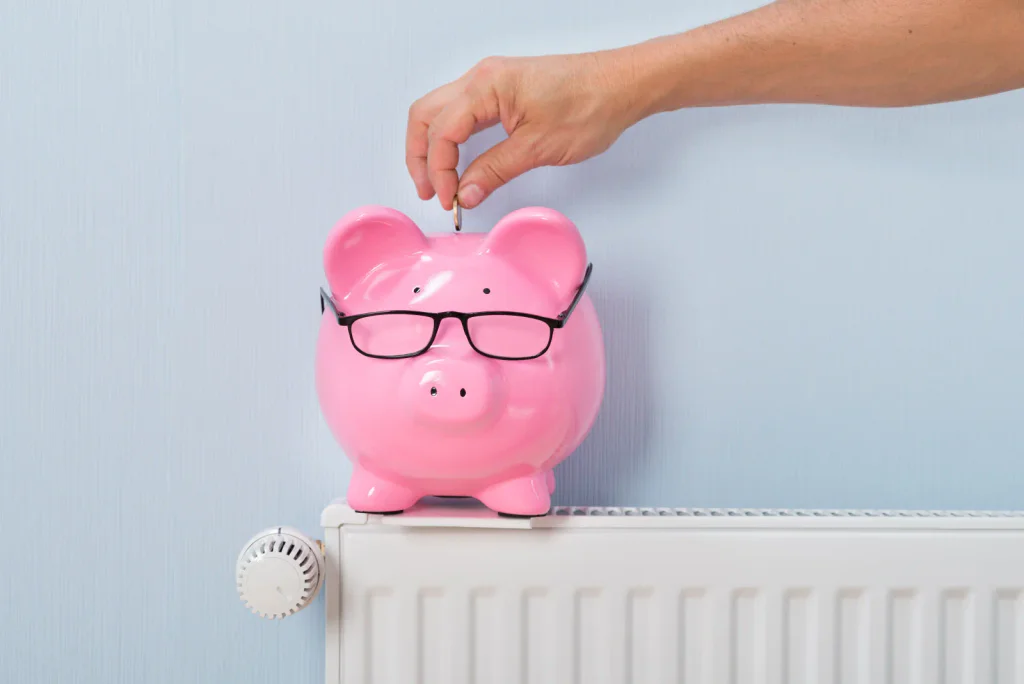 ČEZ odhalil nové ceny. Elektřina i plyn výrazně zlevní a domácnostem se začnou vracet peníze v řádu stovek.