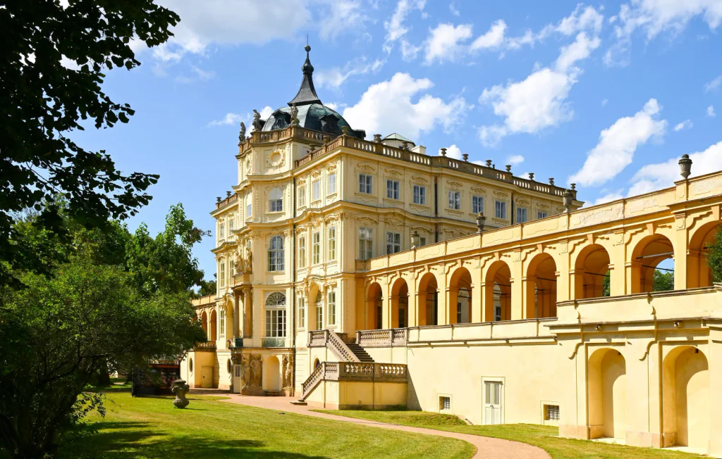 Zámek, který znáte z nejslavnější pohádky! Češi netuší, že se natáčel právě tady – cizinci ho milují.