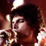 Freddie Mercury, FOTO: Freddie_Mercury_performing_in_New_Haven,_CT,_November_1978.jpg: *FreddieMercurySinging21978.jpg: Carl Lenderderivative work: Lošmiderivative work: Morn, CC BY-SA 3.0, via Wikimedia Commons