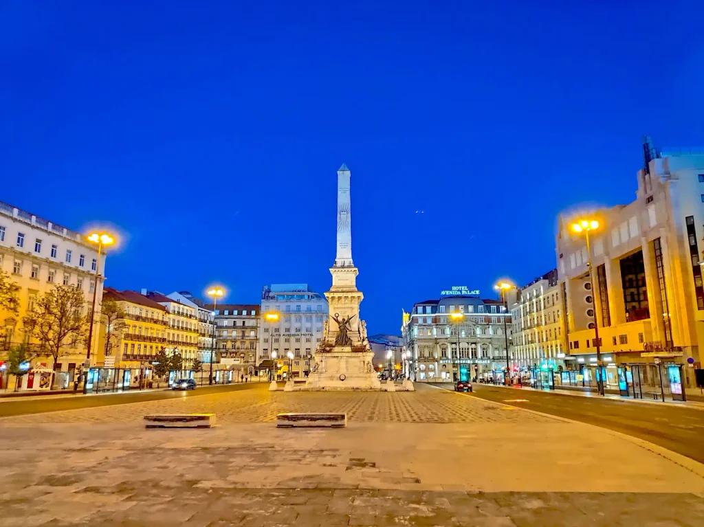 pohled na obelisk na osvětleném náměstí