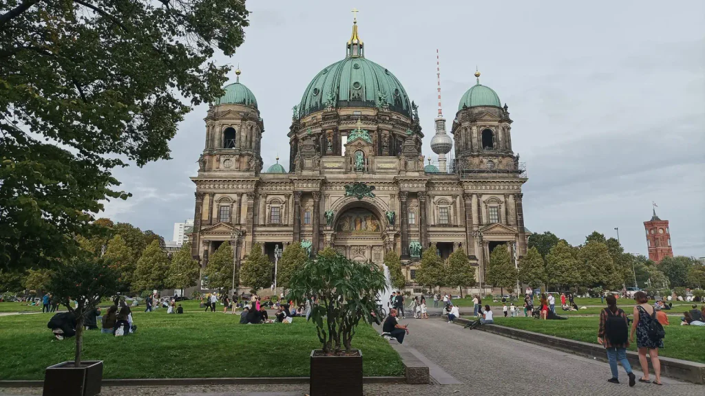 Záběr na město Berlín, konkrétně Berlínský dóm.
