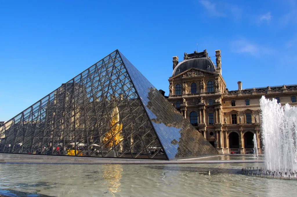 Město Paříž, vidět je kromě jiného muzeum Louvre.