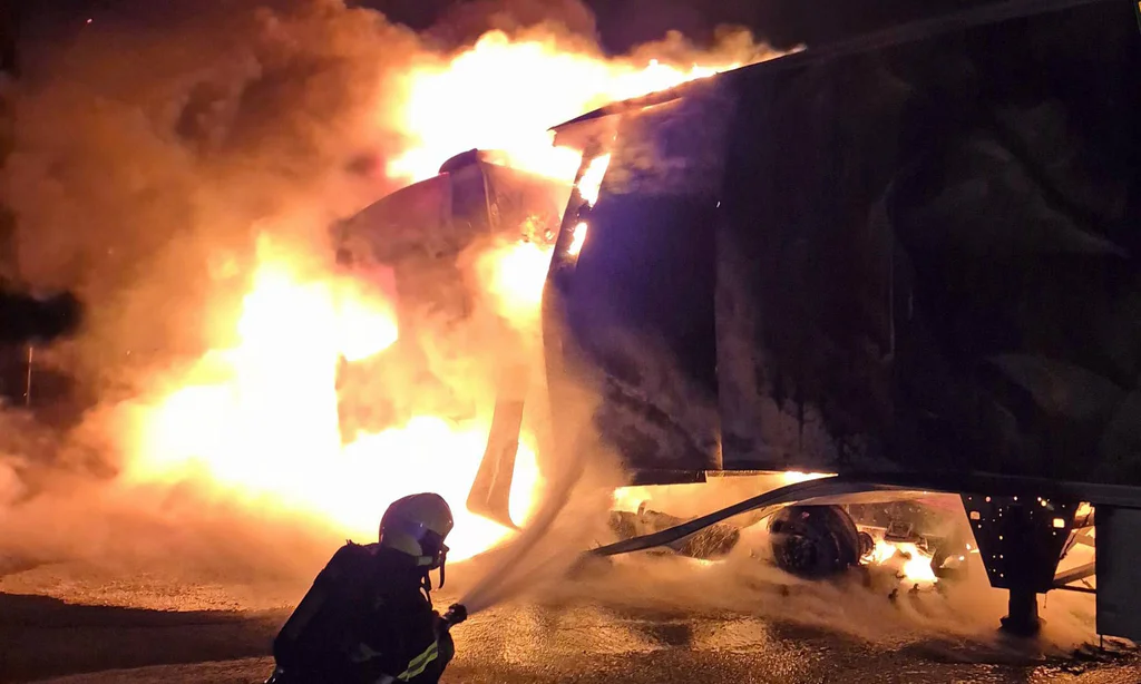 Požár kamionu na dálnici D55 u Otrokovic. Foto: HZS ZLK