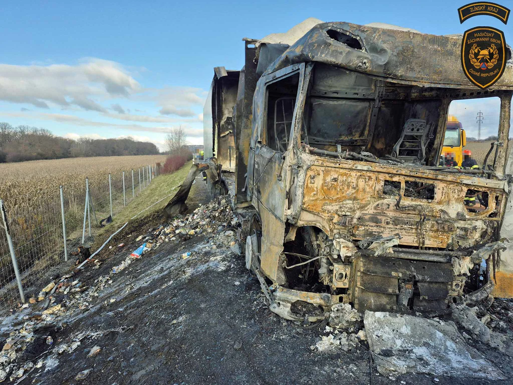 Požár kamionu na dálnici D55 u Otrokovic. Foto: HZS ZLK