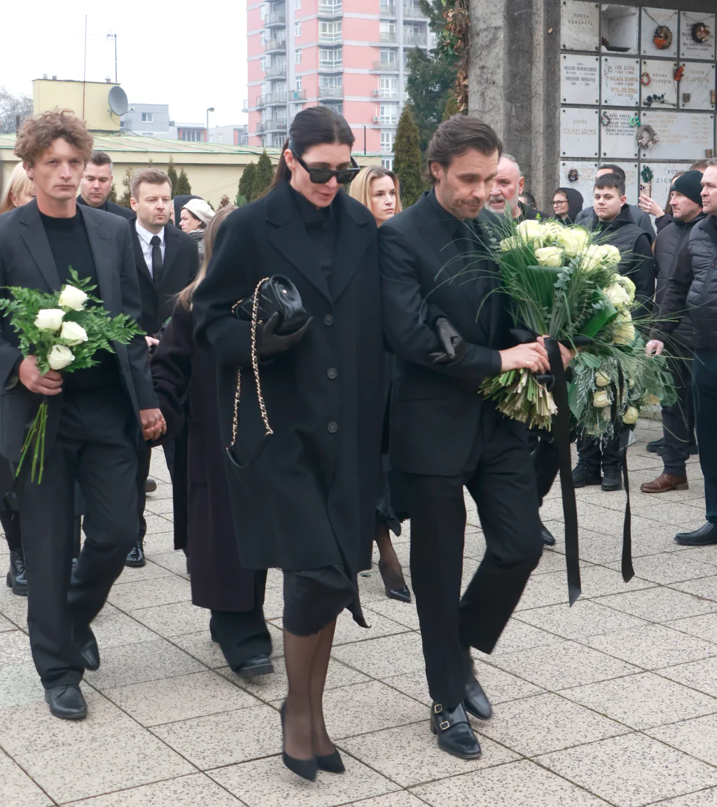 Smutek a napětí na pohřbu Patrika Hezuckého. Manželčin vzkaz i dění před obřadem vyvolaly otázky.