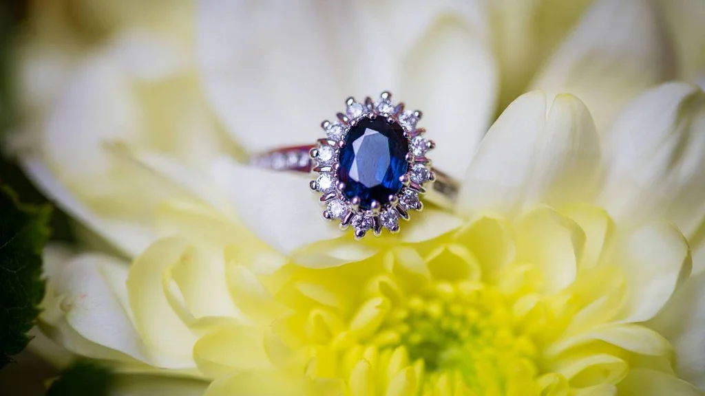 Zásnubní prsten Kate Middleton měl původně patřit princi Harrymu