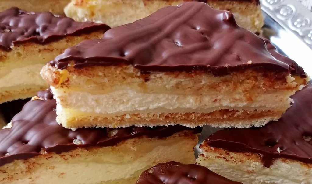 Koláč s tvarohovou náplní a čokoládovou krustou a tenkým těstem