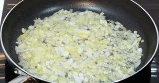 Při smažení cibule se vyplatí sáhnout po cukru: Špetka urychlí celý proces