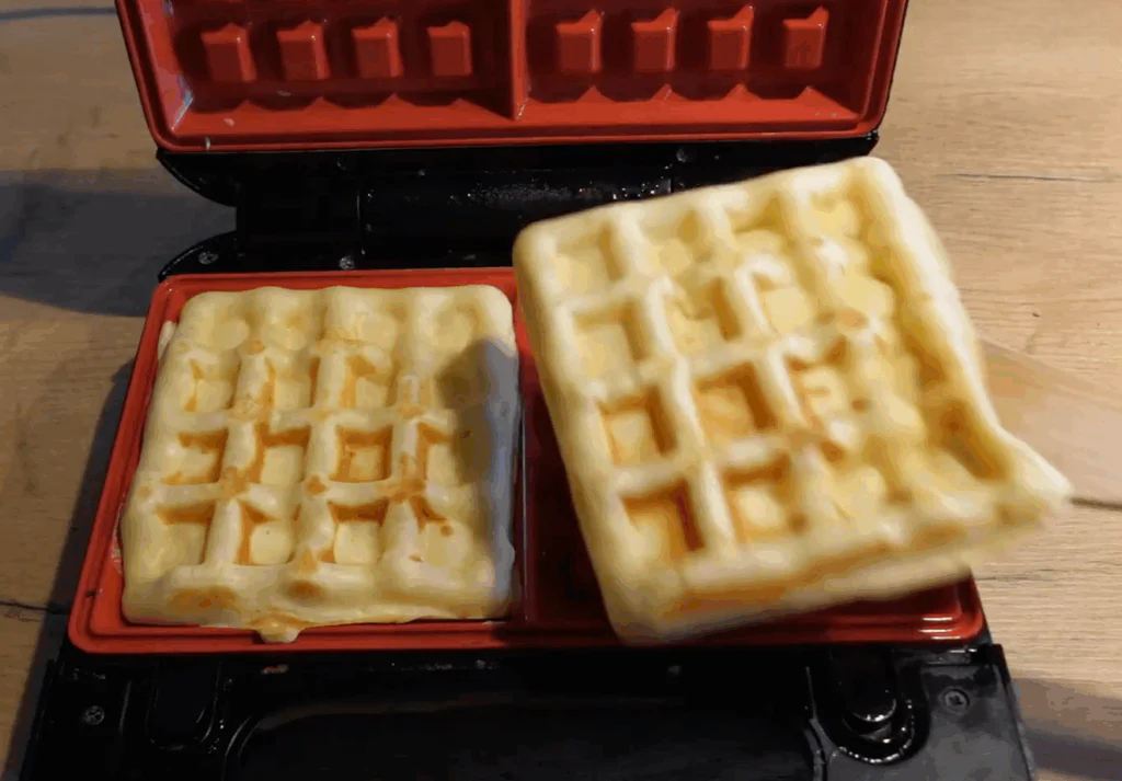 Hotové vafle vyndáme a nazdobíme.