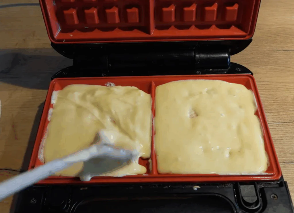 Těsto lijeme postupně do vaflovače, zavřeme a upečeme.