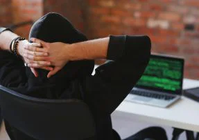 Hacker sleduje počítače