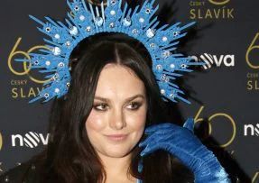 Zpěvačka Ewa Farna v modré čelence