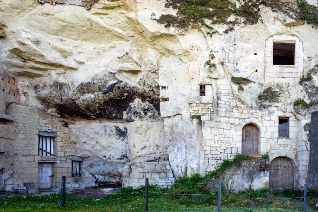 Domy ve skále v údolí Loiry, francie