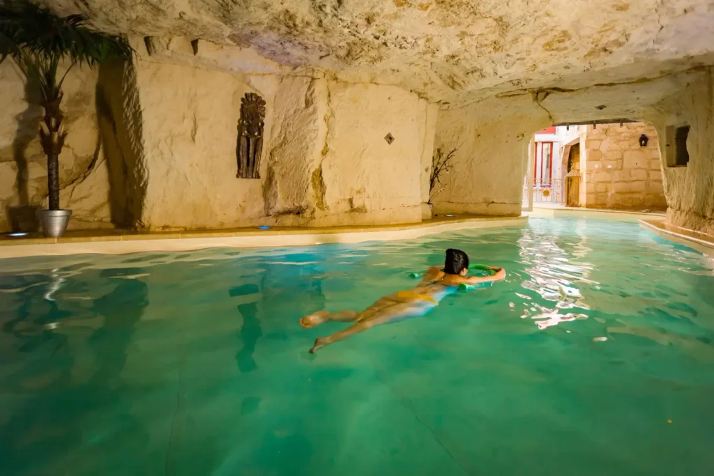 Bazén v hotelu ve skále