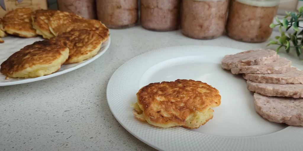 Obrázek receptu na Klobásu ve sklenici s placičkami z kysaného zelí