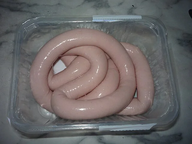 Vinná klobása v původním obale od prodejce.