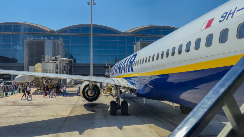 Kufr zdarma na palubě? EU chce sjednotit pravidla, letecké společnosti bijí na poplach.